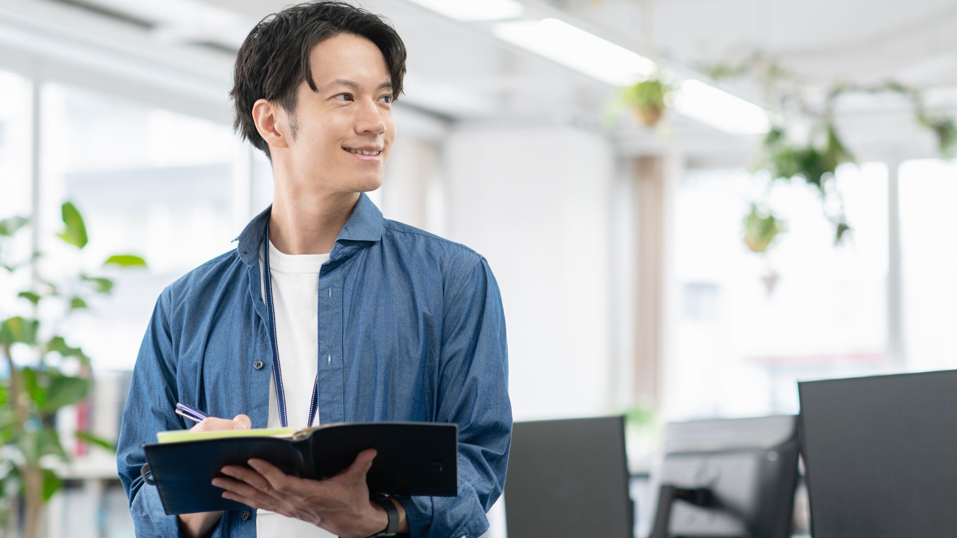 メモをとるエリート男性