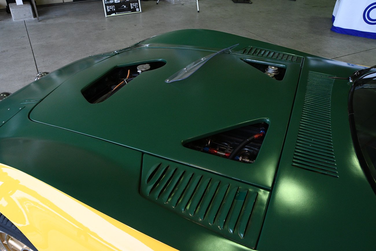 トヨタ2000GTスピードトライアル車レプリカ　ボンネットには整備性向上とエアアウトレットを兼ねた穴が追加されている