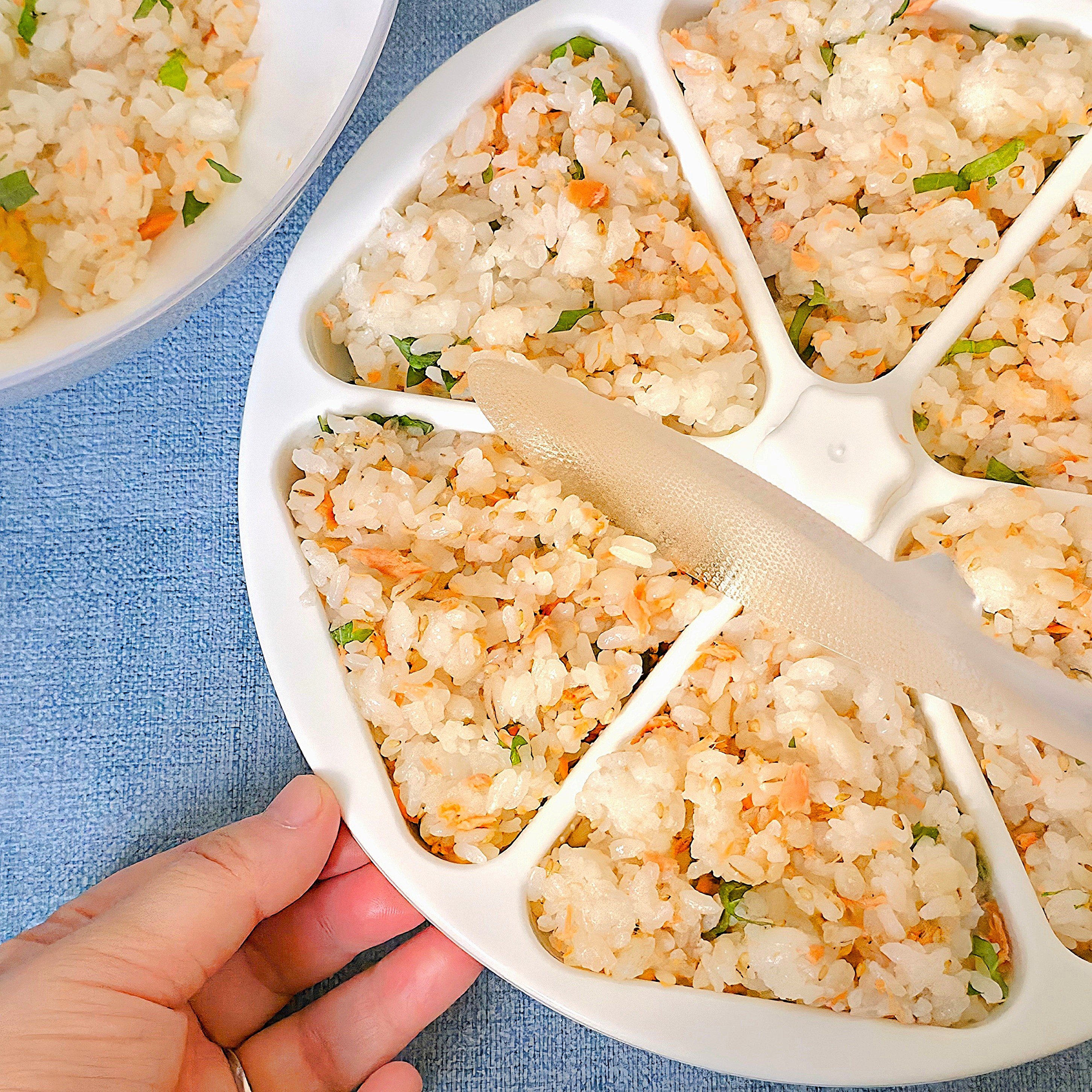 「本当に買って良かった」「全人類におすすめしたい」ダイソー姉妹店の“330円キッチングッズ”おにぎりが6個まとめて作れて楽しすぎるんです！「めちゃくちゃ良い！」