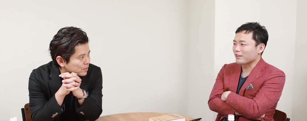 『絶対内定』シリーズの共著者でありキャリアデザインスクール・我究館の館長である熊谷智宏さん（左）と、個々の価値に向き合ったキャリア支援サービス「TURNING POINT」を手がけるエッグフォワード代表の徳谷智史さん（右）