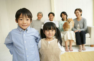 消費税引き上げ延期で深まる<br />日本の「財政的幼児虐待」