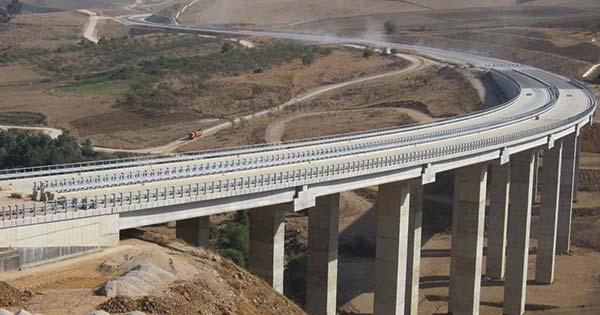 アルジェリアの高速道路工事現場