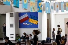 ウクライナ難民でパンク寸前、ポーランドの学校
