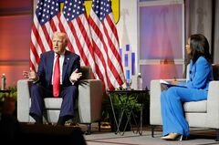 トランプ氏、ハリス氏の人種自認を批判