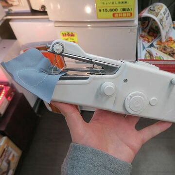 USB＆電池駆動でどこでも使える2000円弱のハンディーミシン