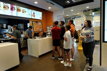 米外食チェーン、コスト圧力緩和でスマイル