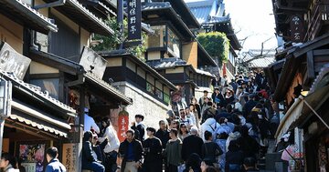 観光ツアーのサービスエリアで添乗員がこっそり楽しんでいること
