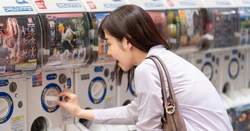 旅ガチャ、酒ガチャ、本ガチャ…「中身がわからない商品」がバカ売れするワケ。“外れ”すら喜ぶ現代人の心理とは?