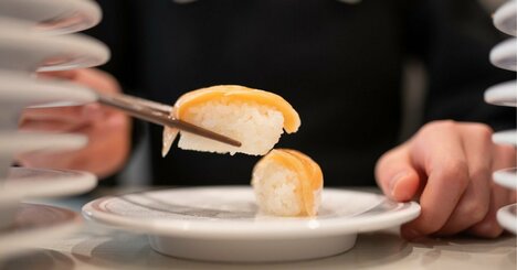 「寿司は手で食べるのがマナーだよ」回転寿司店で義父が子どもに教えている→自分は箸で食べたい！どうする？