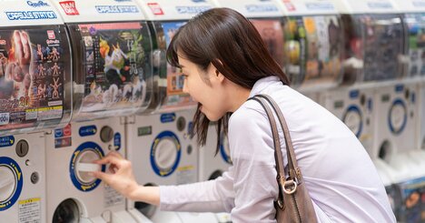 旅ガチャ、酒ガチャ、本ガチャ…「中身がわからない商品」がバカ売れするワケ。“外れ”すら喜ぶ現代人の心理とは？