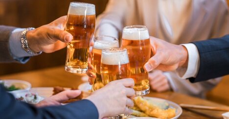 【昭和世代の本音】仕事ができない人は「片手で乾杯する」。仕事ができる人はどうする？