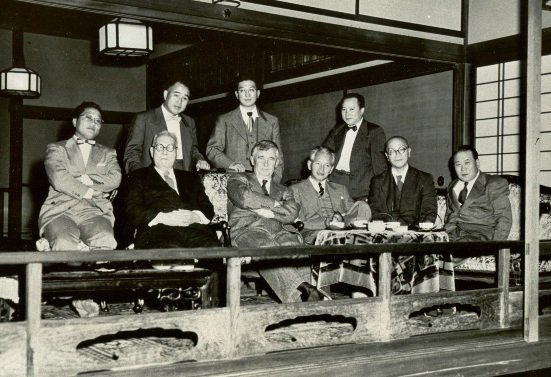 1951年のサンフランシスコ講和条約の締結後、公職追放が一斉に解除されたことを祝う白洲次郎（前列中央右）ら日米のキーパーソンたち