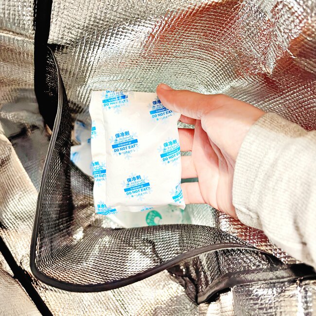 「両手が空いてありがたい」3COINSの”手ぶらで持てる保冷バッグ”ガバッと開くから出し入れが楽ちん!「冷凍食品やアイスのまとめ買いに便利」「雨の日でも大丈夫です」