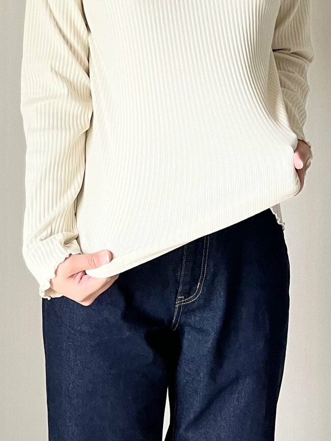 「色違いで4枚目の購入です」ハニーズの“1680円トップス”ポカポカなのに着膨れしなくて感動！「袖のフリルが可愛い」「着心地が本当に良くてリピ」