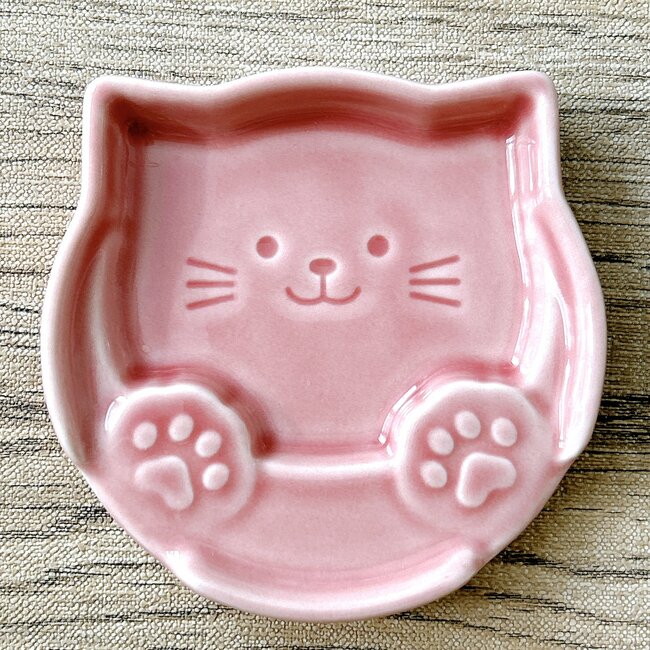 待って、天才すぎる…!セリアで見つけた「ネコちゃん食器」小皿と箸置きが合体してるんだけど!