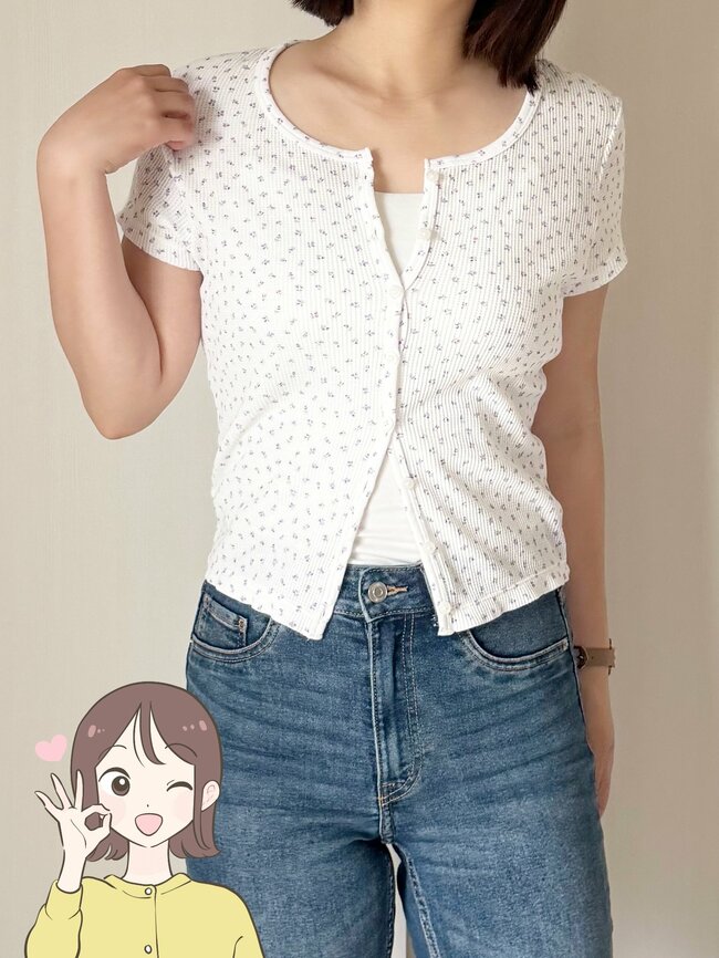 「ズバリ買いです」ユニクロの“790円トップス”1枚でコーデが華やかになる可愛さ!「パンツにもスカートにも合う」「色違いで購入」《着用レビュー》