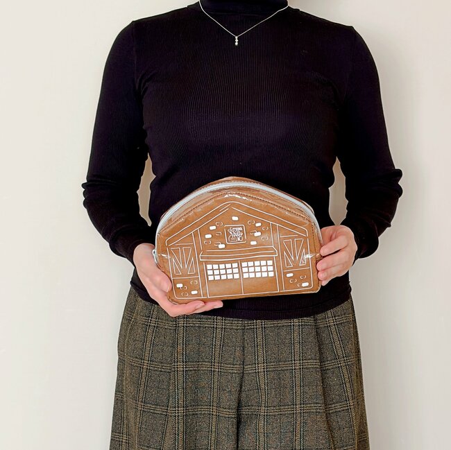 見つけた瞬間、迷わず購入！コメダ珈琲の“お店みたいなポーチ”かわいすぎて年中持ち歩きたい！「一目惚れで買った」「内側が店内柄」