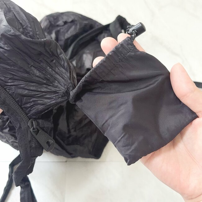 「店頭で見つけて即買い」3COINSの“めちゃ軽ショルダーバッグ”1泊分の荷物が入って便利！「くしゅっとしまえる」「色違いも購入しよう」《購入レビュー》