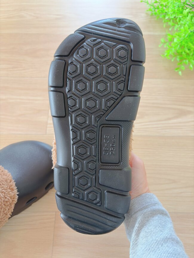 足がスポッと入って楽ちん!ワークマンの“1500円シューズ”ぽかぽか暖かいし、ぽてっとした形がかわいい!