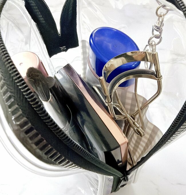 お薬が100錠も入った！ダイソーの「ガバッと開くポーチ」おくすり手帳もジャストフィットで便利！《購入レビュー》