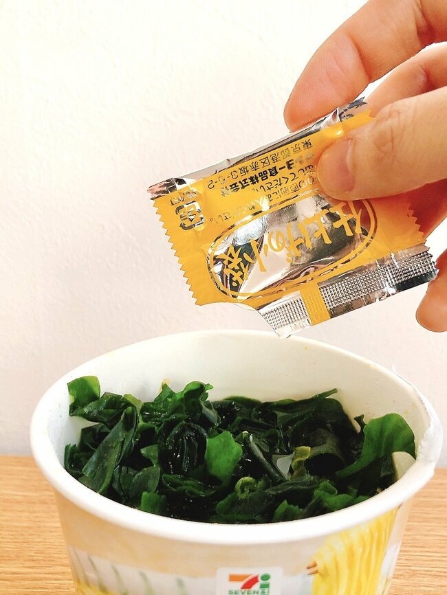 「ぼくが死ぬまで売ってくれ」セブンの“あさり出汁ラーメン”わかめの量にビビったわ…！「好きすぎて週2で食べてる」「170円のクオリティとは思えない」