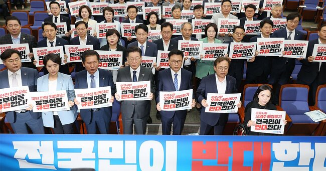 6月21日、韓国国会で日本の原発処理水の海洋放出計画に抗議する野党議員ら（韓国・ソウル）