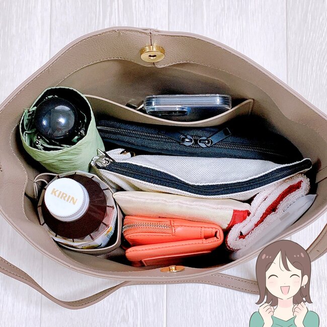 3COINSの「荷物がたっぷり入るショルダーバッグ」ペットボトルを立てて収納できて便利！シンプルだから長く愛用できそうです！《購入レビュー》