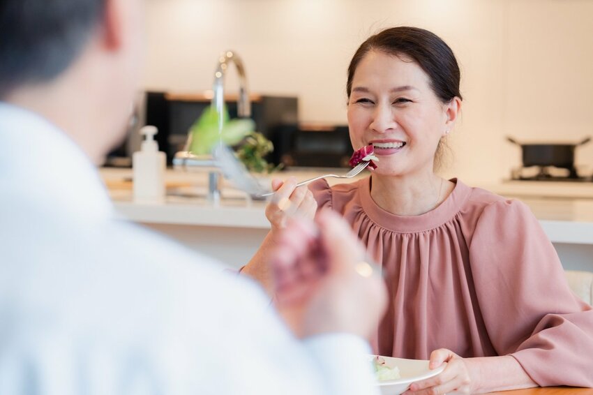 【神様は見ている】運がいい人、お金持ちの人が、食事のときに見るたった1つのこと