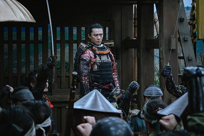 敦盛を舞ったあと、織田信長（演：小栗旬）は突然出陣を命じ、少数の手勢を率いて今川義元を討ちに行く　（C）NHK