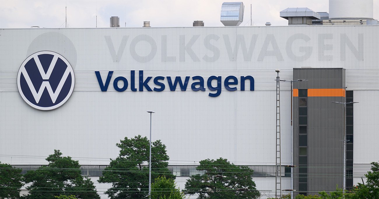 なぜVWは10万人削減に追い込まれ、トヨタは踏みとどまれたのか？EVでも中国でもない「35年前の決断」とは