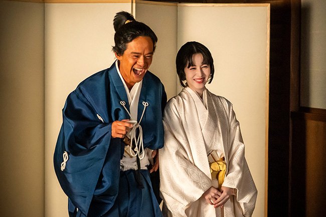 秀吉は、寧寧（演：浜辺美波）と祝言を挙げる　（C）NHK