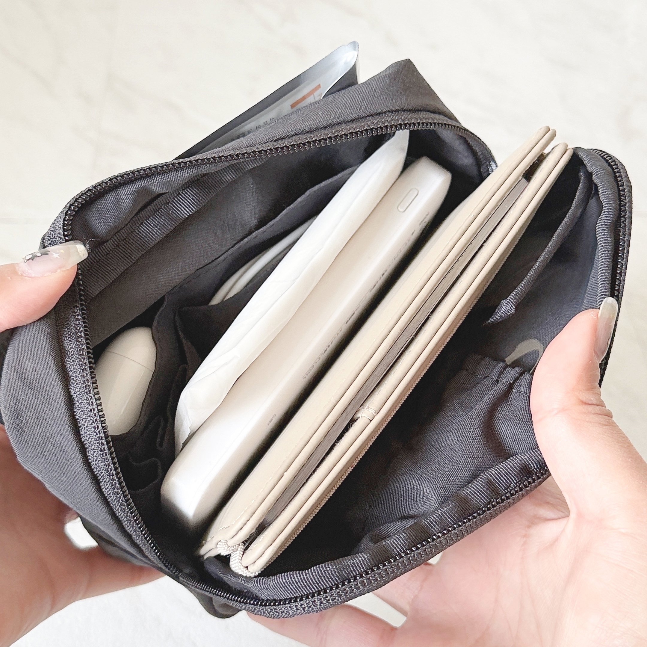 「ガバっと開いて使いやすい！」無印良品の“大容量ポーチ”コスメをまるっと収納できて頼りになる！「使いたいものが一目で分かる」「メイク品が全て収まって満足」