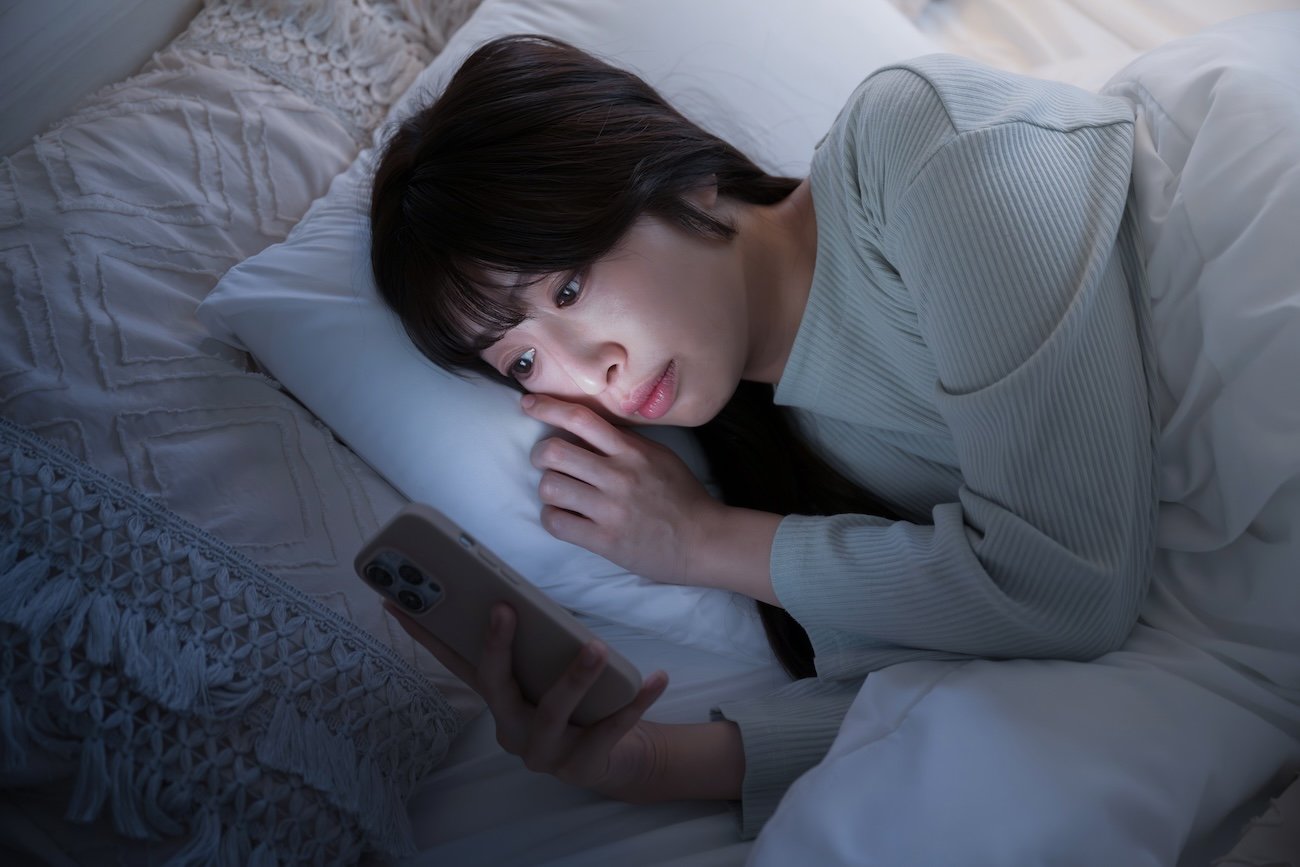 「スマホを見ないと眠れない…」寝る前の悪習慣を断ち切る方法・ベスト1