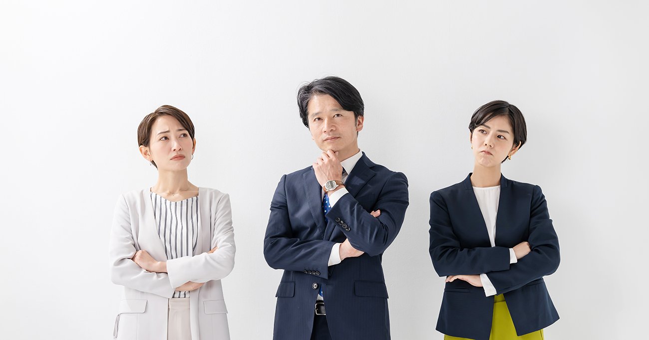考える