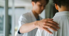 部下は褒める…けど「褒め過ぎ」も注意!“最優秀賞”受賞者が辞めていった意外な理由