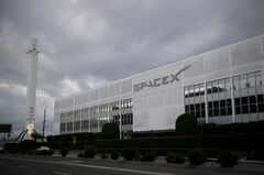 マスク氏のスペースX、EU衛星打ち上げへ
