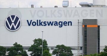 なぜVWは10万人削減に追い込まれ、トヨタは踏みとどまれたのか？EVでも中国でもない「35年前の決断」とは