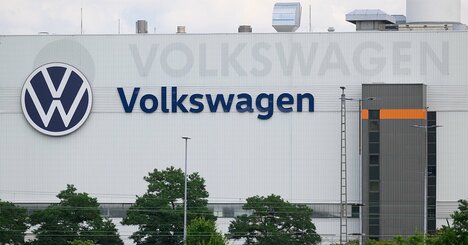 なぜVWは10万人削減に追い込まれ、トヨタは踏みとどまれたのか？EVでも中国でもない「35年前の決断」とは