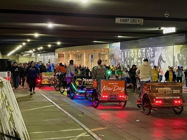 タクシー乗り場で客待ちをするペディキャブ（pedicab)