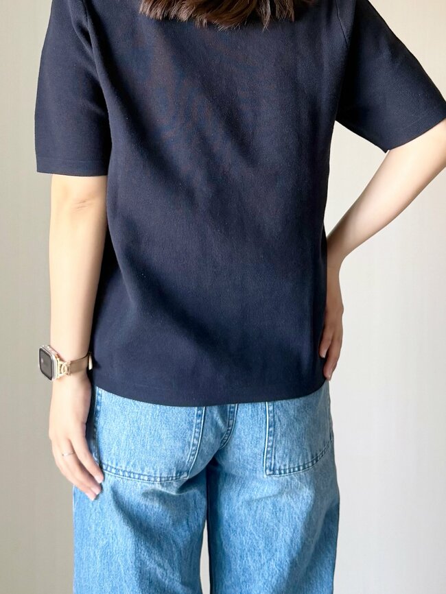 「夫婦で色違いを購入」「3枚購入しました」ユニクロの“高見えトップス”たっぷり着回せるのがお気に入り！「半袖でもきちんと感が出る」【購入レビュー】