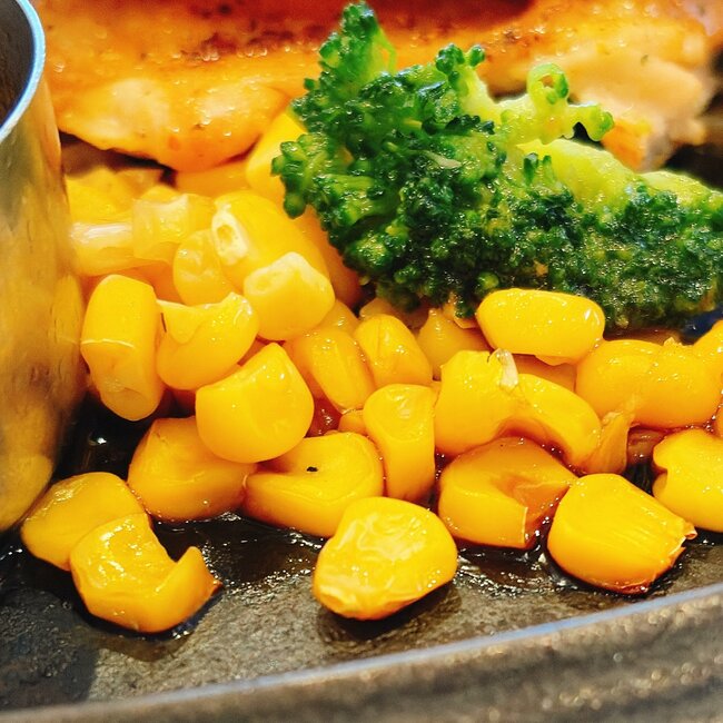 「思ってたサイズの倍」ロイヤルホストの“平日限定ランチ”お肉たっぷりで白米が進む！「文句なしの美味しさ」「ボリューミーでお手頃価格」