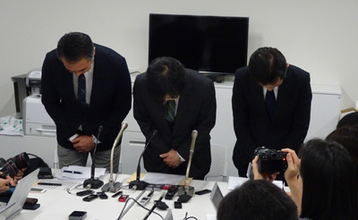 記者会見で頭を下げる7Payの小林強社長
