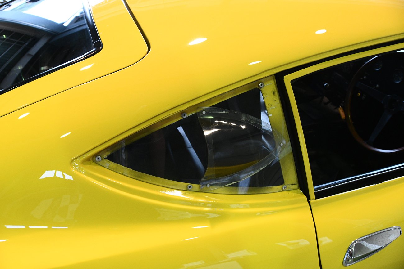 トヨタ2000GTスピードトライアル車レプリカ　リヤクォーターに付けられたアクリル製エアアウトレット