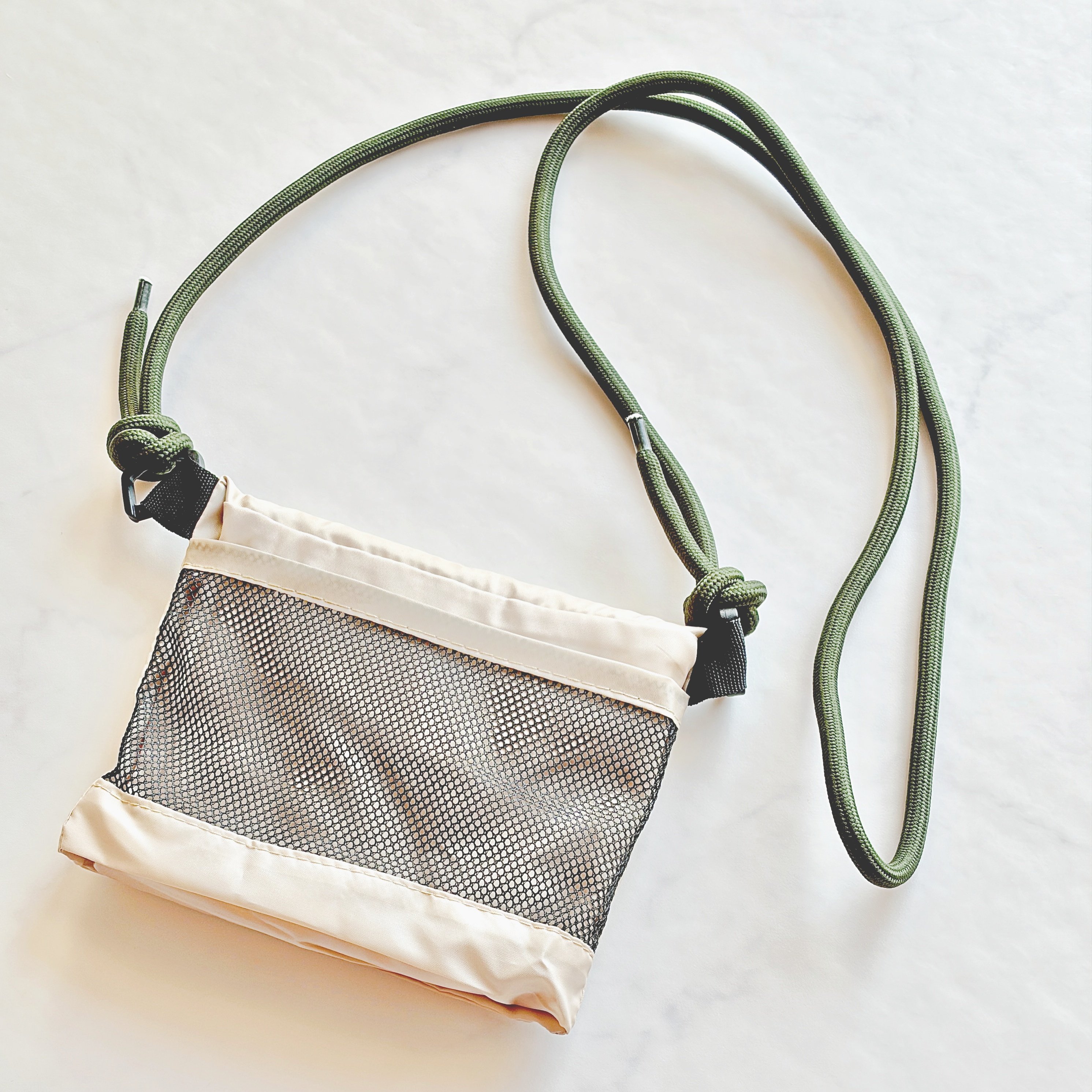 ポシェットいらないじゃん…！ダイソーの「サコッシュみたいに持ち歩けるエコバッグ」身軽に買い物できて嬉しすぎる！