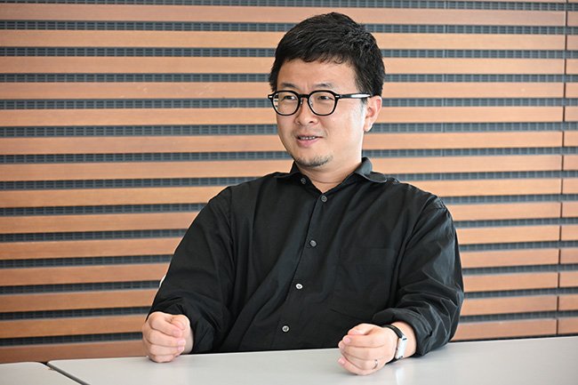 ZIP!総合演出の八重沢亮さん。総合演出とは、映画やドラマの監督に当たるポジションで、番組全体の方向性を定め、個性豊かな制作チームをまとめるリーダーだ。　Photo by M.S.