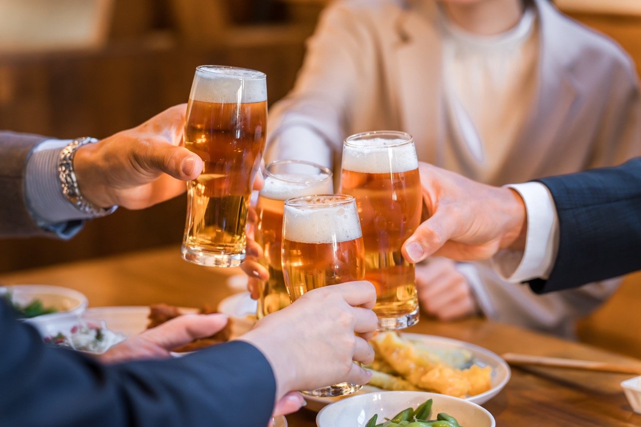 【昭和世代の本音】仕事ができない人は「片手で乾杯する」。仕事ができる人はどうする?