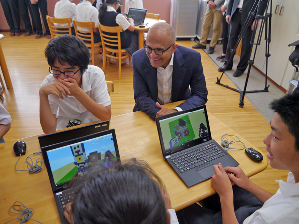 マイクロソフトのナデラCEOは<br />たった1日の来日中、なぜ中学校を訪ねたのか