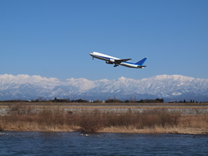 北陸新幹線の陰で危機に瀕する、富山空港の粘り腰
