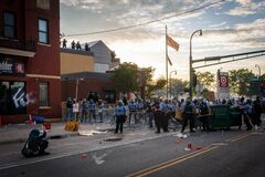 フロイドさん事件で再燃、米警官「免責」の是非