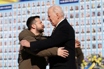 バイデン米大統領がウクライナ電撃訪問、侵攻1年を前に